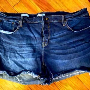 Jean shorts with frayed hem
